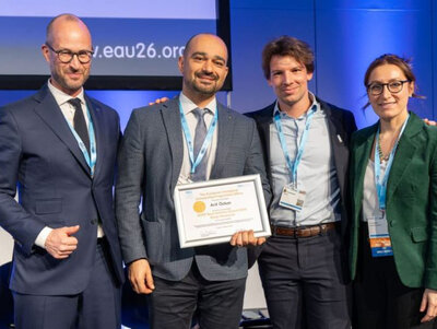 Doç. Dr. Arif Özkan, EAU Kongresi'nde EUSP Best Scholar Award for Basic Research ödülünü alırken